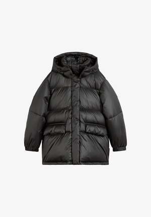 Casaco puffer preto com capuz, apresentando um design acolchoado, fecho frontal com botões e dois bolsos grandes. Tecido liso e brilhante.