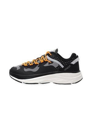 Sort og grå sneaker med hvid sål og orange snørebånd, lavt snit, åndbart mesh-overdel og "Venezia" branding på siden.