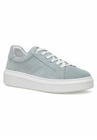 Sneaker basse in suede blu chiaro con lacci bianchi e suola di gomma bianca rigata spessa, vista laterale inclinata su sfondo bianco.