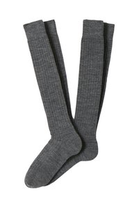 Due paia di lunghe calze da vestito a coste di un grigio scuro, posate affianco su uno sfondo bianco.