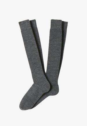 Zwei Paare von langen, dunkelgrauen Rippensocken für den Anzug, nebeneinander auf einem weißen Hintergrund gelegt.