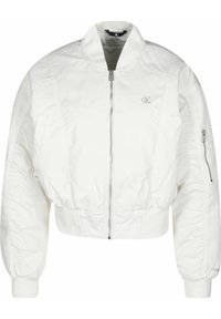 Giacca bomber bianca con zip frontale, polsini e orlo a costine. Presenta due tasche laterali e una tasca con zip sulla manica sinistra. Dettaglio del logo discreto.