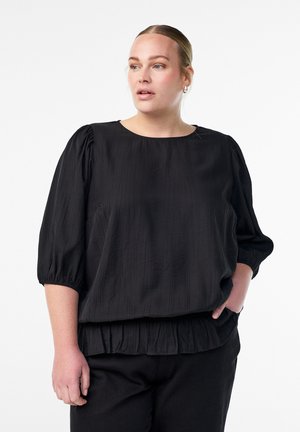 Sort bluse med rund halsudskæring, korte puffede ærmer og en samlet rynket kant. Glat tekstur med lodret stribet mønster.