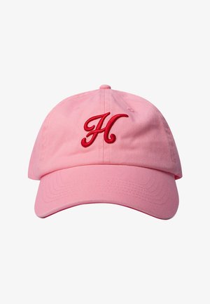 Casquette de baseball rose avec une lettre "H" rouge brodée en cursive au centre avant et une visière incurvée.