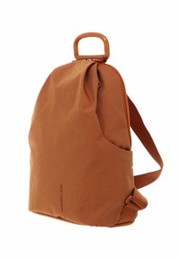 Sac à dos de couleur rouille en tissu texturé, doté d'une poignée supérieure, de bretelles réglables et d'une poche latérale pour un rangement supplémentaire.