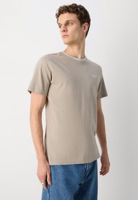 Barbour AUSTWICK  - Basic póló - concrete