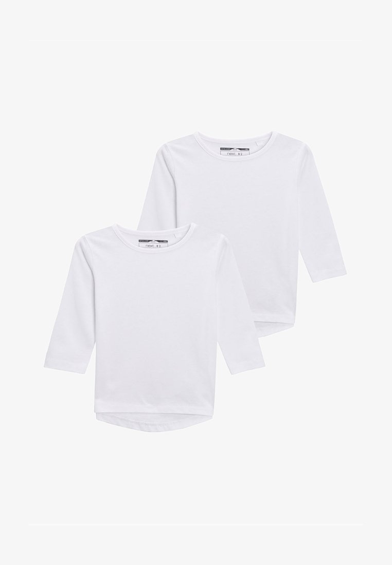 Hvide langærmede t-shirts, lavet af blød bomuld, med rund halsudskæring og en let buet kant. Pakken indeholder to skjorter.