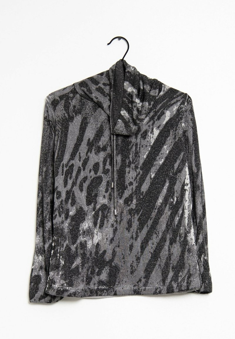 Pull-over scintillant noir et gris avec capuche, présentant un mélange de motifs d'imprimés animaliers et une fermeture éclair avant à mi-hauteur. Texture de tissu doux.