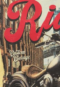 Motocicleta negra con un asiento texturizado marrón, situada frente a un fondo de edificios. Presenta letras rojas en negrita: "Ride" y "Custom Garage."