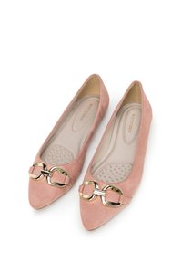 Ballerines en suède rose avec un bout pointu, dotées d'une chaîne en métal doré à l'avant et d'un intérieur rembourré pour le confort.
