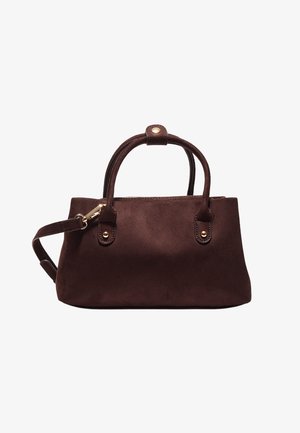 Tummanruskea mokkanahkainen käsilaukku, jossa on kaksinkertaiset kahvat, kultaiset metalliosat ja irrotettava olkahihna, esitetty valkoista taustaa vasten.