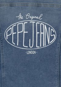 Jeansjacke in Blau mit weißem Textlogo „The Original PEPEJEANS LONDON“, zentriert in einem ovalen Design. Glatte Textur mit sichtbaren Nähten.