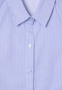 Camicia button-up viola chiaro con strisce bianche verticali, colletto aperto e bottone azzurro chiaro. Tessuto morbido, taglio classico.