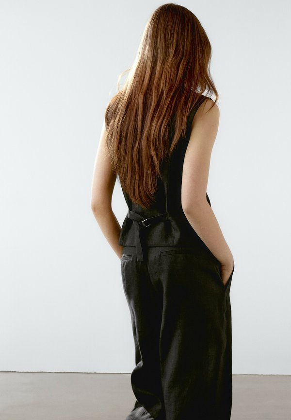 SEAM DETAILS AND BUCKLE  - Top2