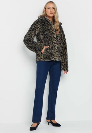 Nepvacht leopardprint jas met een capuchon, met een zachte textuur, lange mouwen en voorkruiszakken. Gekoopt met blauwe jeans en zwarte hakken.