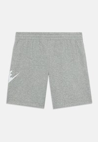 Šedé športové šortky vyrobené z mäkkej látky s elastickým pásom a bielym logom Nike potlačeným na ľavom stehne.