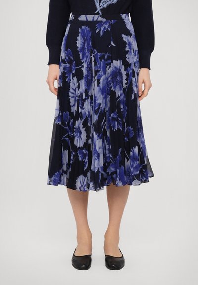 Blauwe bloemenplooienrok met een zwarte achtergrond, gemaakt van lichtgewicht stof, met een vloeiende ontwerp en een lengte tot de kuiten. Zwarte ballerina's gedragen.