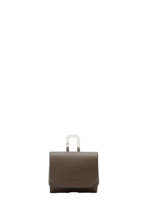 Pochette in pelle marrone con una texture liscia, dotata di una maniglia in metallo argentato e un logo embossato discreto sul davanti. Design minimalista.