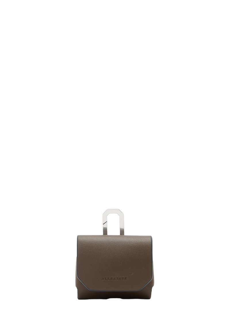 Pochette in pelle marrone con una texture liscia, dotata di una maniglia in metallo argentato e un logo embossato discreto sul davanti. Design minimalista.