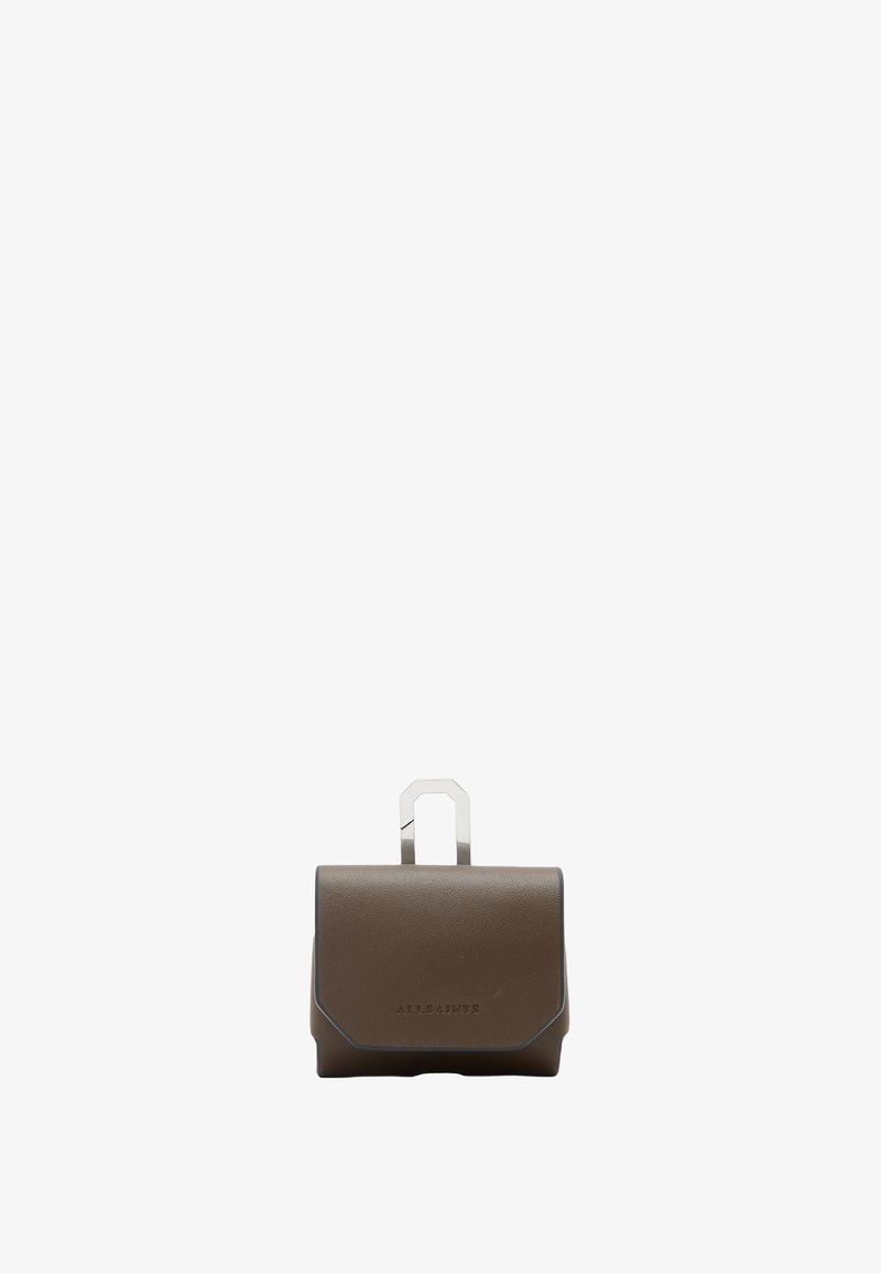 Pochette in pelle marrone con una texture liscia, dotata di una maniglia in metallo argentato e un logo embossato discreto sul davanti. Design minimalista.