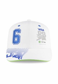Casquette blanche avec le numéro bleu "6", logo de taureau argenté et logos de marque. Motif géométrique bleu sur la visière avec une bordure verte.