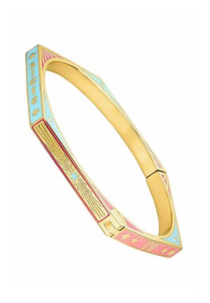 Pulsera de brazalete de oro con diseño geométrico, con acentos en azul y rosa, detalles grabados y motivos de estrellas para una decoración adicional.