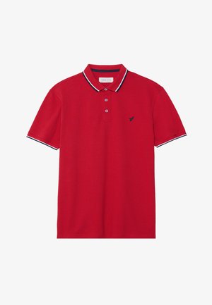 Rotes Poloshirt mit strukturiertem Finish, kontrastierenden navyblauen Kragen- und Ärmelakzenten und einem kleinen bestickten Logo auf der Brust.