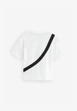 Baldinį balto medvilninio marškinėlio su juoda įstrižine juostele ant nugaros. Trumpomis rankovėmis ir apvalia iškirpte. Lygi tekstūra.