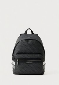 Musta reppu, jossa on kuvioitu muotoilu, kaareva muoto, vetoketjullinen etutasku ja harmaat heijastavat raidat sivuilla.