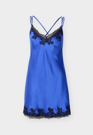 Robe nuisette en satin bleu avec bordure en dentelle noire au niveau du décolleté et de l'ourlet, dotée de fines bretelles doubles croisées dans le dos.