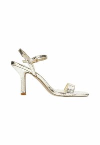Metalen gouden sandalen met hakken, met een gestructureerd slangenhuidpatroon, open teen, enkelbandje en slanke stilettohak.