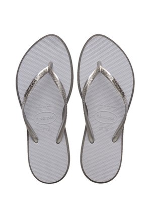 Paar graue Gummi-Zehentrenner mit strukturierten Fußbetten und metallisch silbernen Riemen, Marke "Havaianas", Größe 37-38 europäisch.