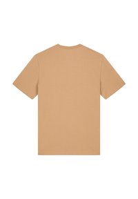 Kortarmige t-shirt in een lichte tan kleur, gemaakt van zachte katoen, met een ronde hals en rechte zoom, zonder zichtbare ontwerpen of details.