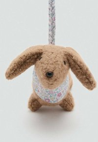 Hnědý plyšový králíček s dlouhýma ušima, který nosí bandanu se květinovým vzorem a opletený závěsný smyčkou. Hladký povrch a černé knoflíkové oči.