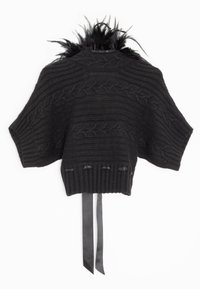 Zwarte gebreide poncho met een gemêleerd kabelpatroon, met een verenafwerking bij de kraag en zwarte satijnen strikken aan de zoom.