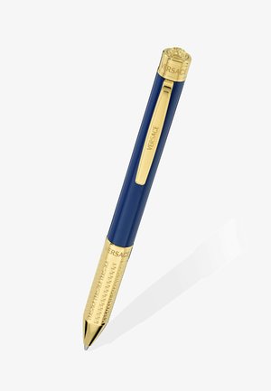 Złoty i granatowy długopis o błyszczącym wykończeniu, z złotą klamrą wyrytą napisem "VERSACE" oraz ozdobnym wzorem na korpusie.