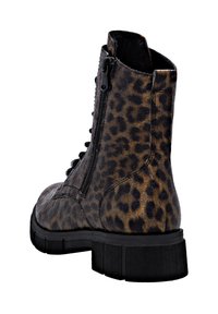 Stivaletti alla caviglia con stampa leopardata realizzati in tessuto testurizzato, dotati di zip laterale, lacci anteriori e suola in gomma nera chunky.