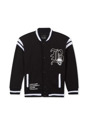 Veste varsity noire avec des rayures blanches sur les manches, poignets et ourlet côtelés, avec un grand "B" orné d'un graphique de crâne et du texte près de la poche.