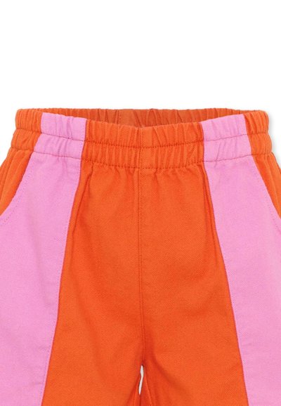 Shorts pour enfants à taille élastique avec panneaux centraux orange et panneaux latéraux roses en tissu texturé.