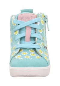 Turkusowe trampki za kostkę z kwiatowym wzorem, teksturowanym materiałem, różowym akcentem, białą podeszwą oraz bocznym zamkiem błyskawicznym, ułatwiającym zakładanie.