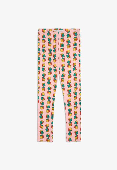 Leggings aus einem weichen, dehnbaren Stoff mit einem pinken Hintergrund und einem bunten Muster von 3D-Würfeln in grünen, roten und gelben Farbtönen.