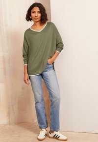 Friends Like These V-NECK LONG SLEEVE TIPPED - Ilgarankovis viršutinės dalies drabužis - khaki green