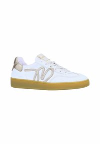 Witte leren sneaker met een gouden accent op de hiel, beige gestikte ontwerp en een gumrubberen zool. Standaard vetersluiting.