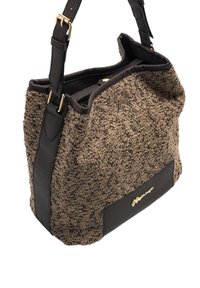 Bolsa de tela texturizada marrón con detalles en cuero negro, herrajes dorados y una correa para el hombro. Presenta un diseño flexible y una base plana.