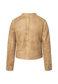 Brun fusk läderjacka med en kortad passform, texturerade axlar och lång ärmar med knäppte manschetter. Slät yta och sydda detaljer.