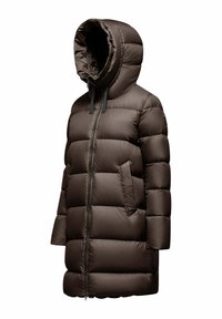 Bruine gewatteerde winterjas met grote capuchon, voorkant met rits en zijzakken, ontworpen voor warmte en volledige bedekking.