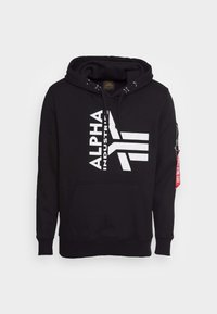 Felpa nera in cotone, con un grande logo bianco, tasca anteriore a marsupio e tasca laterale con zip e etichetta rossa.