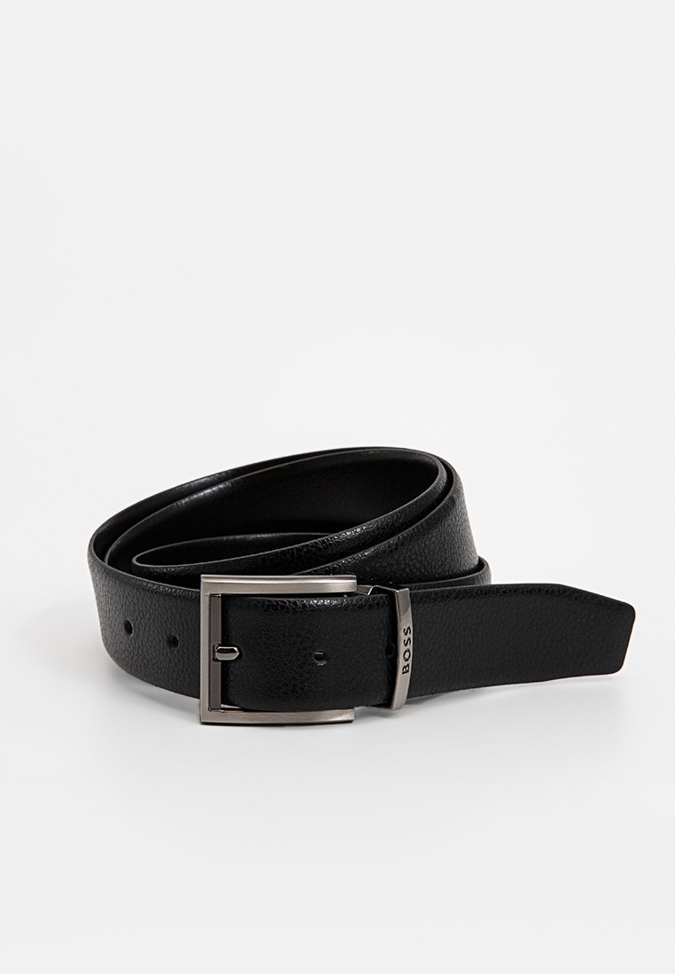 Cintura in pelle nera con finitura testurizzata, dotata di una fibbia in metallo argentato, completa di cinque fori per le regolazioni e un design elegante.