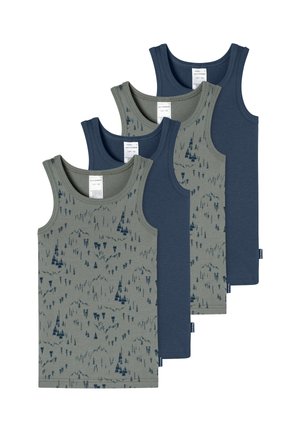 Twee blauwe en twee grijze mouwloze jongens-tanktops, waarvan één grijze een klein bos- en bergpatroon heeft.