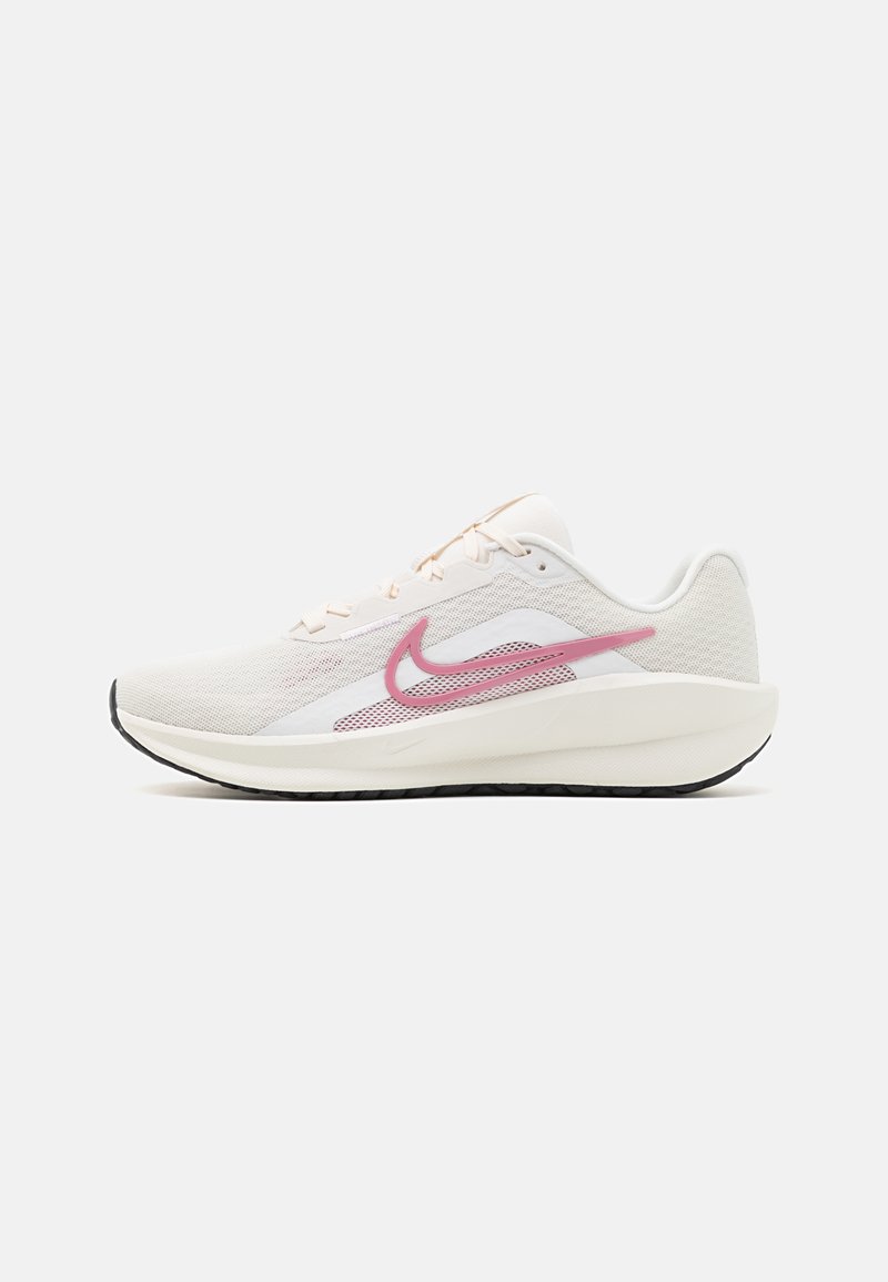 Sapatilha de corrida leve em malha branca com detalhes em rosa, atacadores e uma sola texturizada. Apresenta uma entressola acolchoada e um design de bico arredondado.